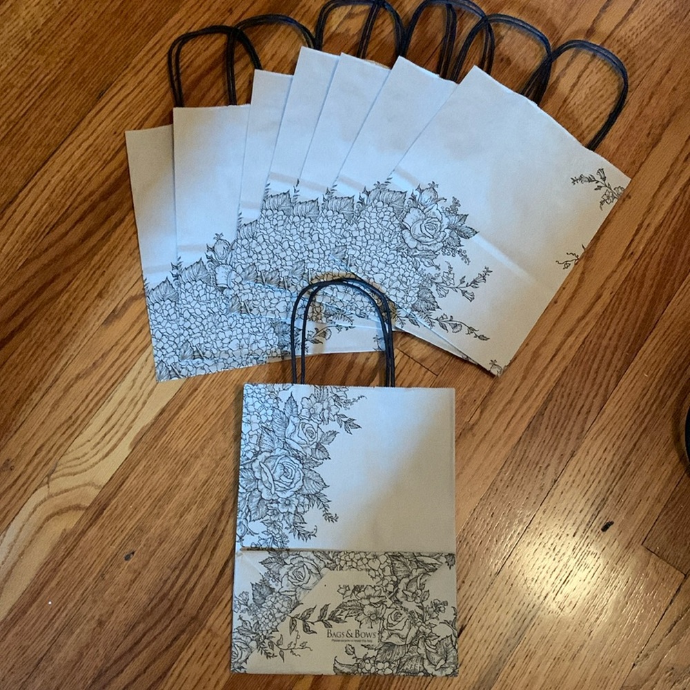 NWOT Bags & Bows Set of 8 neutral 8” by 10” gift bags w hydrangea, rose pattern